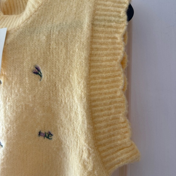 BBWM, size small, yellow sweater vest - Picture 7 of 8